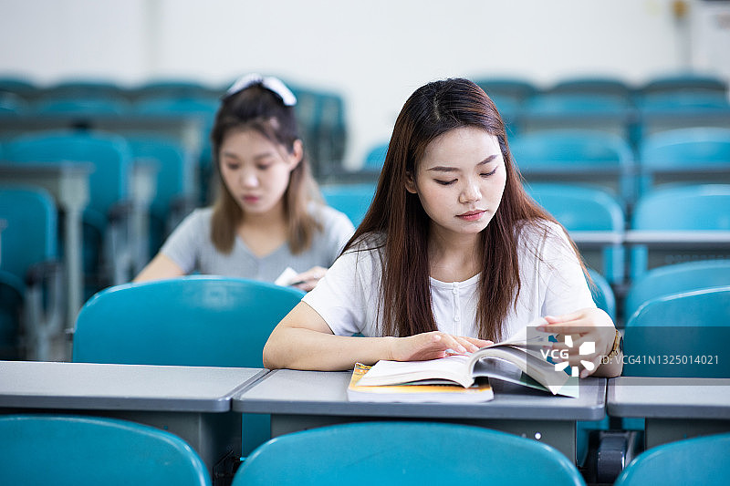 年轻大学生在教室学习图片素材