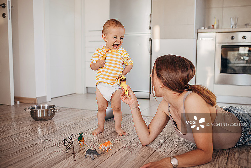 母亲和小儿子在家玩耍图片素材