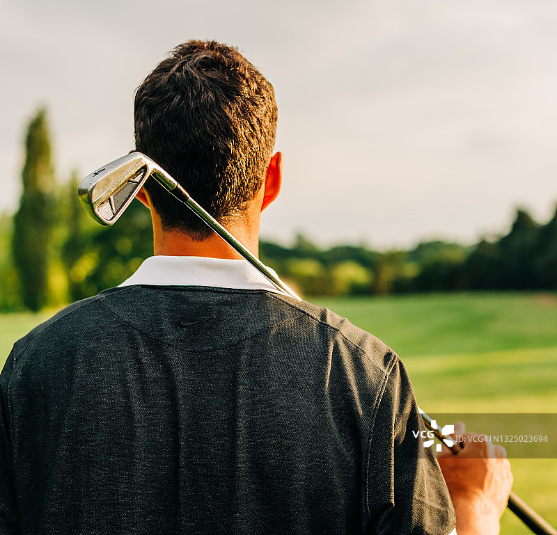 高尔夫球手休闲观看球场的日落景色-库存照片图片素材