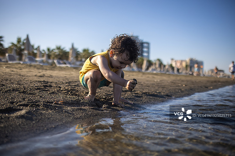 在海滩上度假的幼儿图片素材