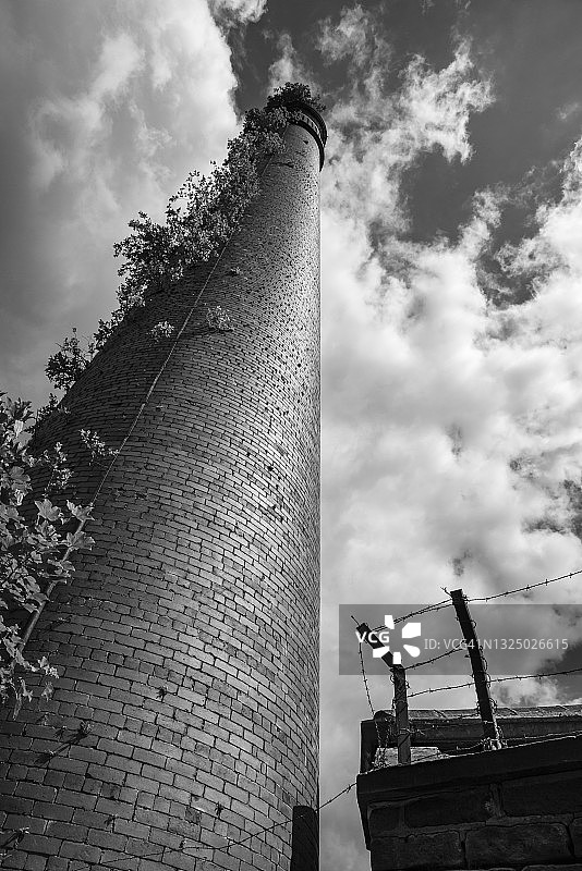 英格兰西约克郡霍尔姆斯弗斯伯顿磨坊的砖砌烟囱图片素材