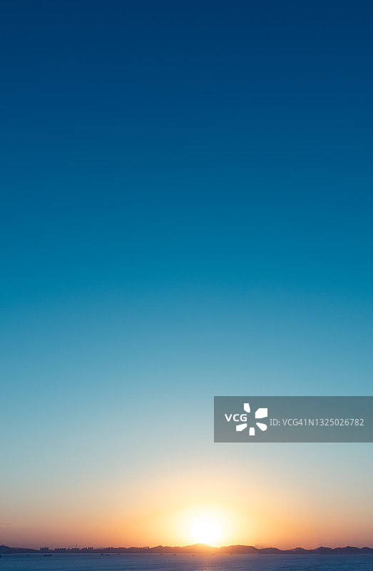 日出时分天空的渐变色彩图片素材