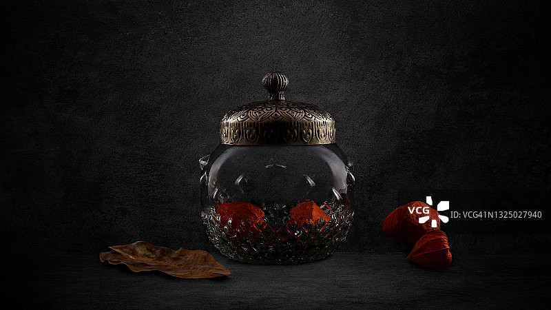 玻璃器皿和酸浆果静物图片素材