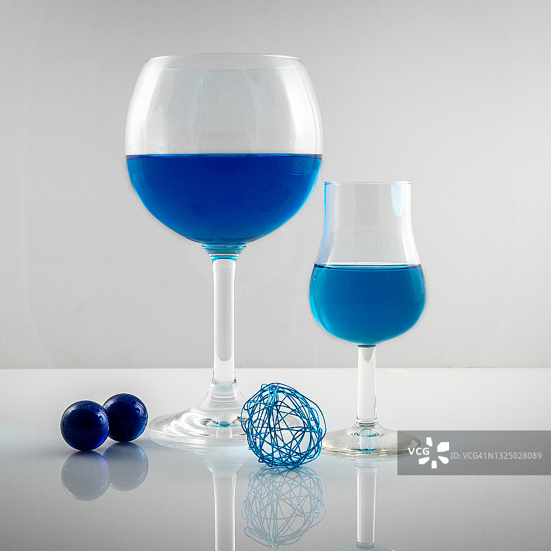 静物：玻璃杯和蓝色液体图片素材