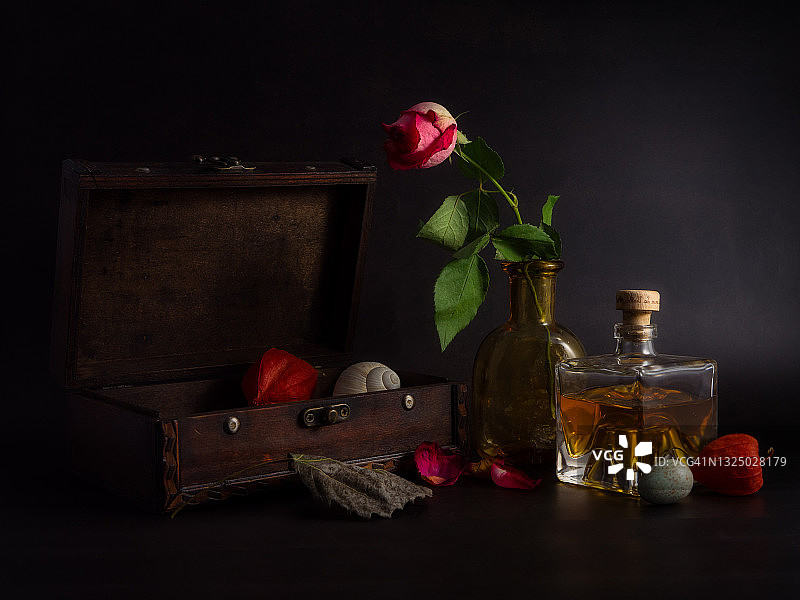 玫瑰和玻璃瓶静物图片素材