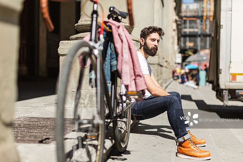 在意大利佛罗伦萨骑自行车的时尚男士图片素材