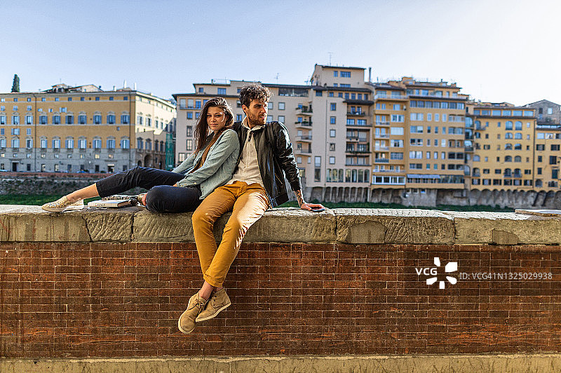 在佛罗伦萨旅行的一对游客，意大利图片素材