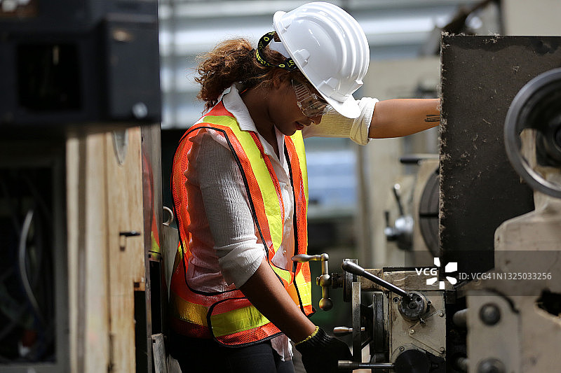 检查工厂机器的女维修技术员图片素材