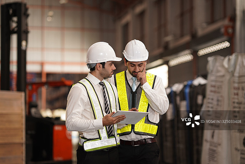 商人参观商品仓库并计划管理运输图片素材