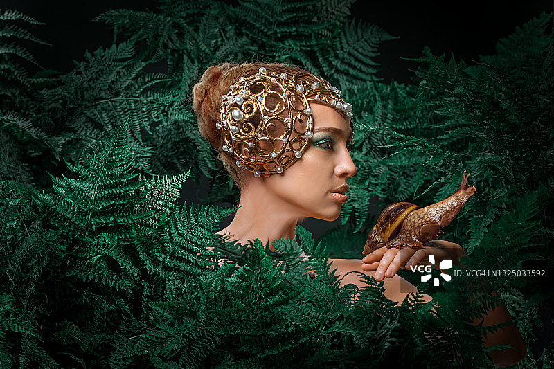 与蜗牛同在的自然母亲形象图片素材