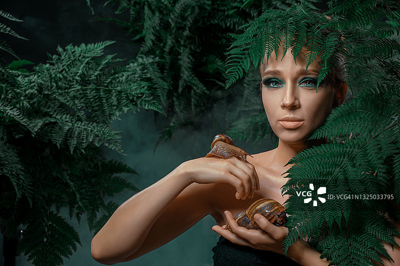 与蜗牛同在的自然母亲形象图片素材