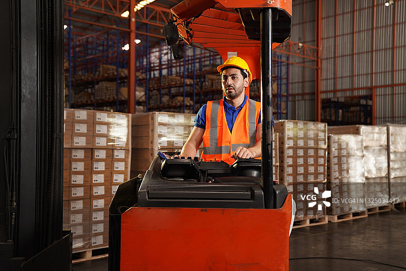 叉车司机装载货物至仓库图片素材