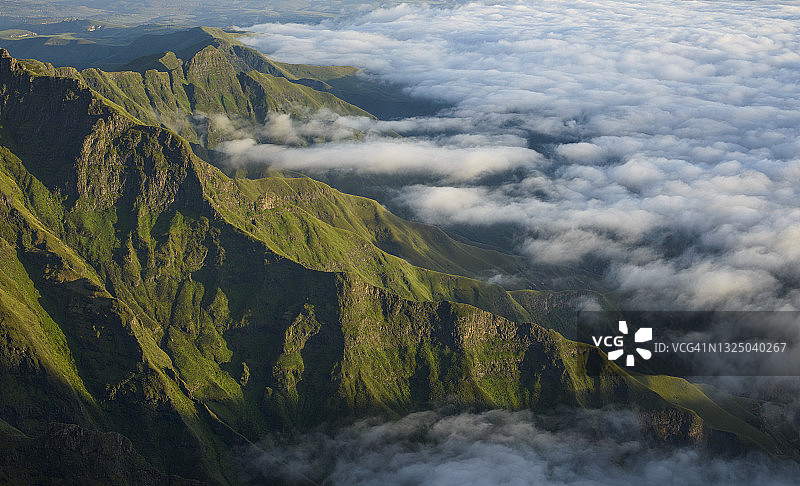 从南非德拉肯斯堡山脉悬崖向下看图片素材