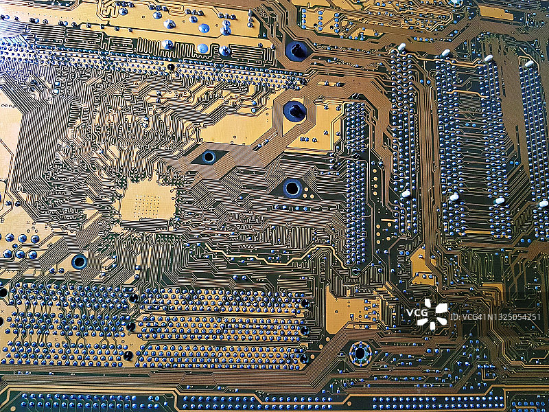 金色电路板和电子电路，全画幅图片素材
