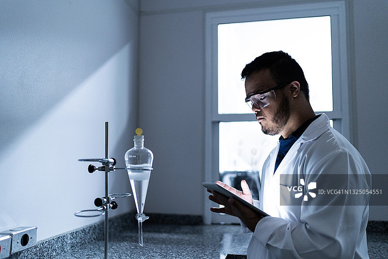 在实验室使用平板电脑的男子图片素材