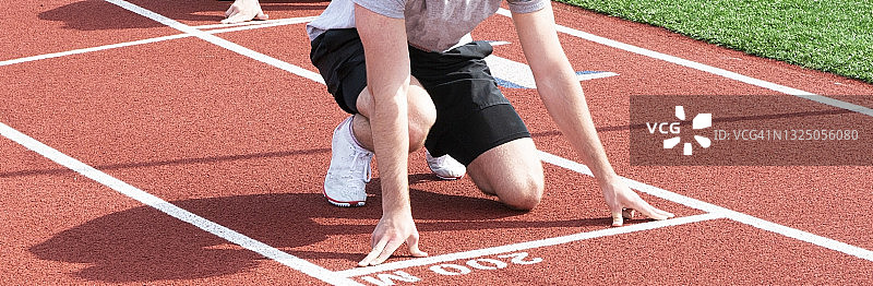 200米起跑的短跑运动员图片素材