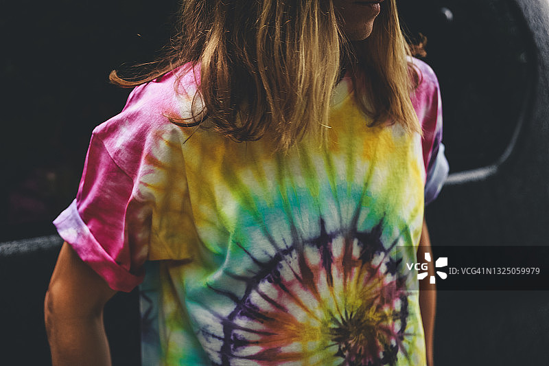 穿着扎染T恤的男士照片图片素材