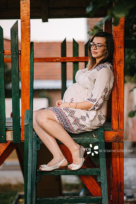 孕妇坐着图片素材