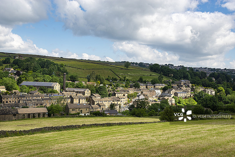 英格兰西约克郡霍姆弗斯附近的欣克利夫磨坊村图片素材