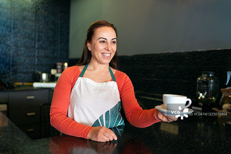 女服务员递给顾客咖啡图片素材