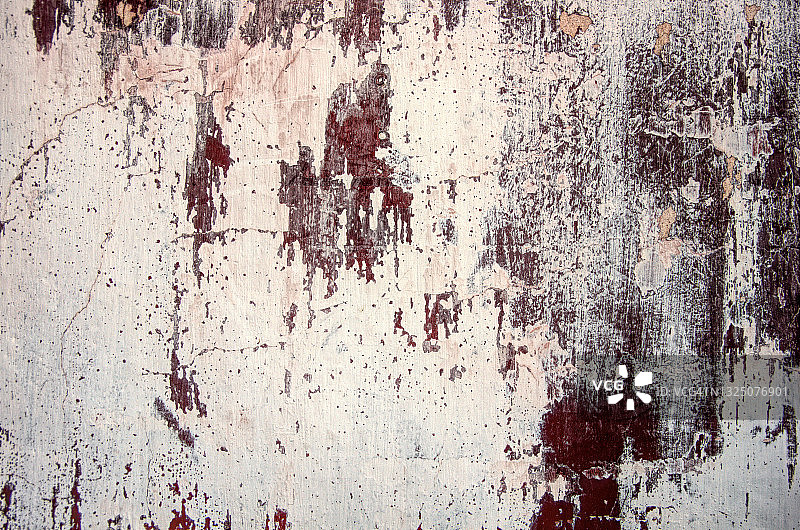酒红色和白色涂漆的凌乱灰泥墙图片素材