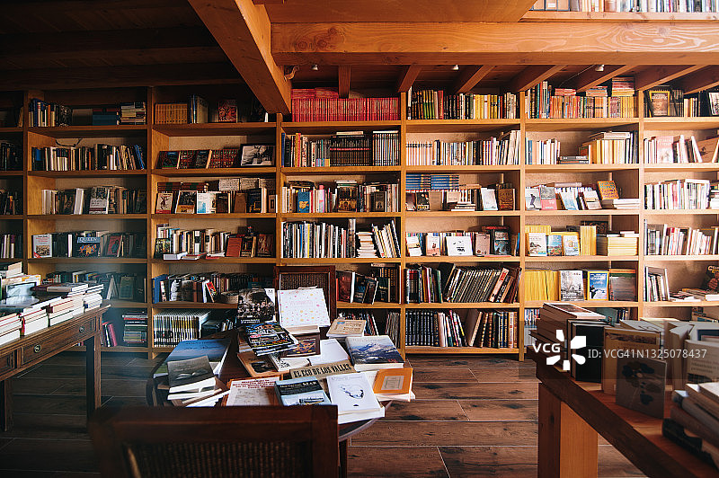 带有木制家具的图书馆图片素材