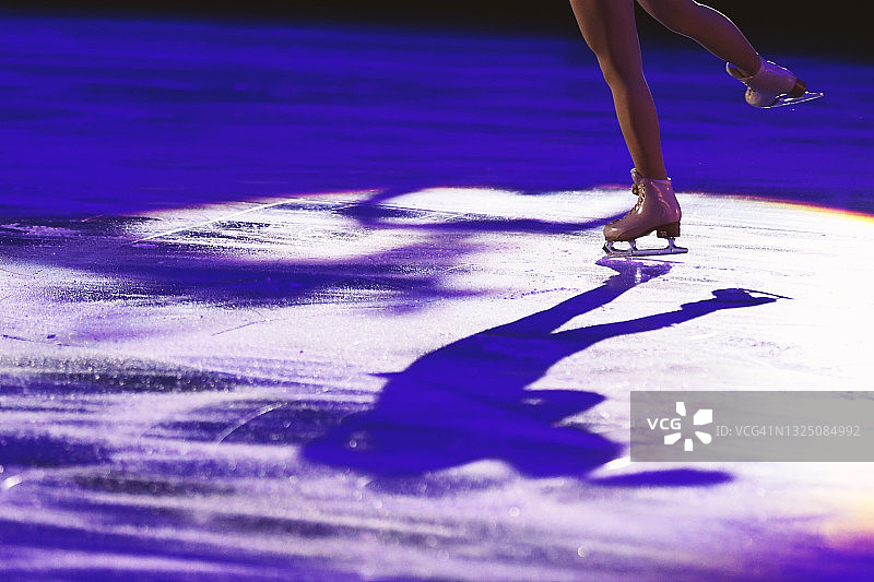 冰面反光剪影花样滑冰女子图片素材