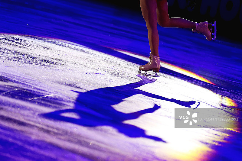 冰上旋转剪影花样滑冰女子图片素材