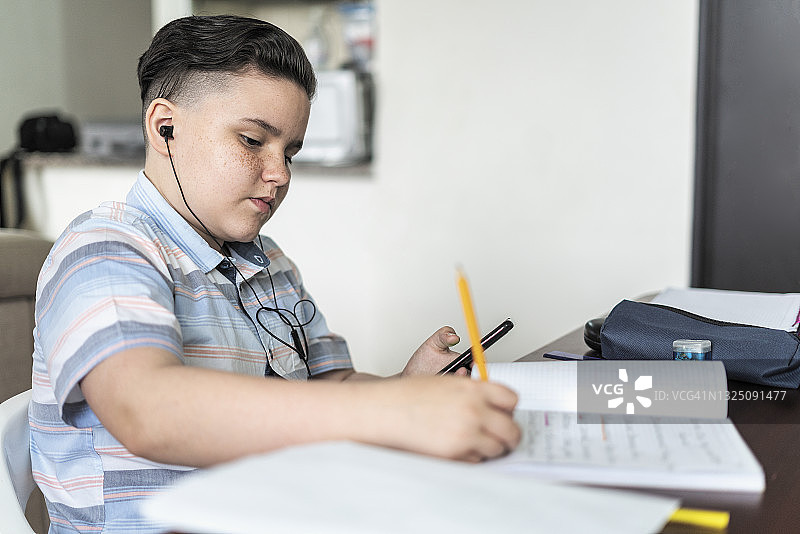 使用手机学习的拉丁裔男孩图片素材