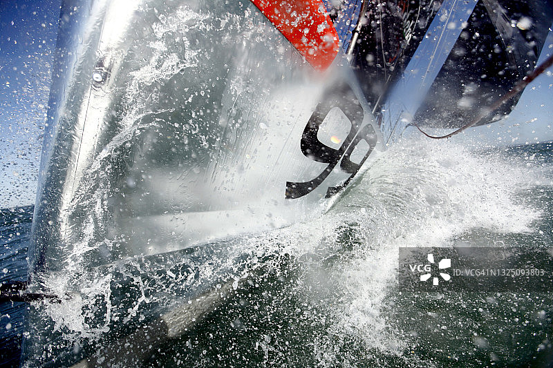 在旺代环球帆船赛之前的训练期间，在英吉利海峡的IMOCA Racing Hugo Boss上图片素材