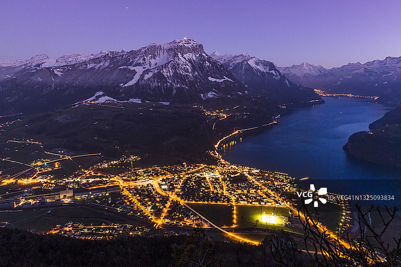 瑞士布伦嫩上空的暮色图片素材