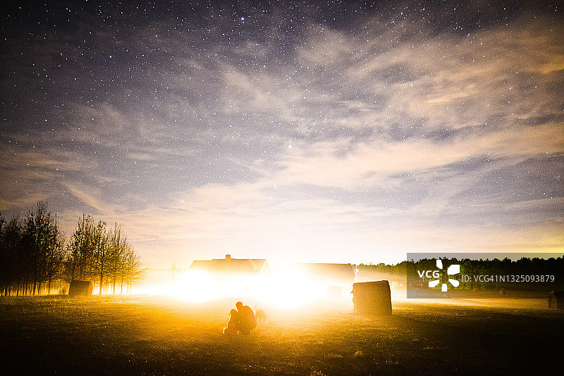 男人和他的狗图片素材