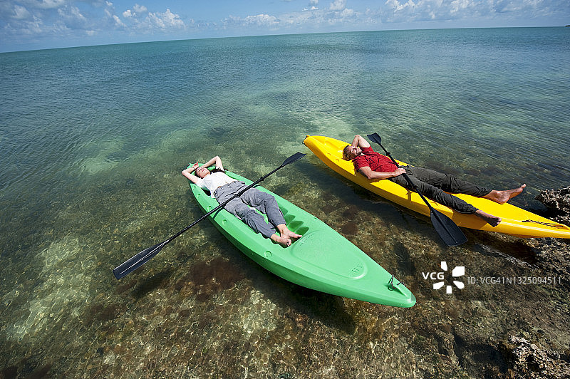 男人和女人在佛罗里达州基韦斯特附近的皮划艇上小憩图片素材