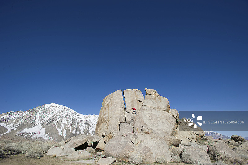 男人在加利福尼亚州毕夏普进行运动攀登图片素材