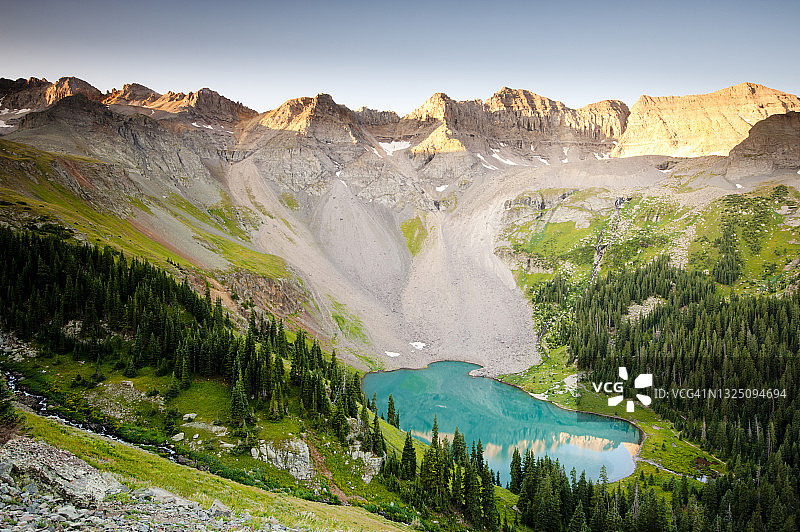 科罗拉多州阿斯彭：群峰环绕的高山湖泊图片素材