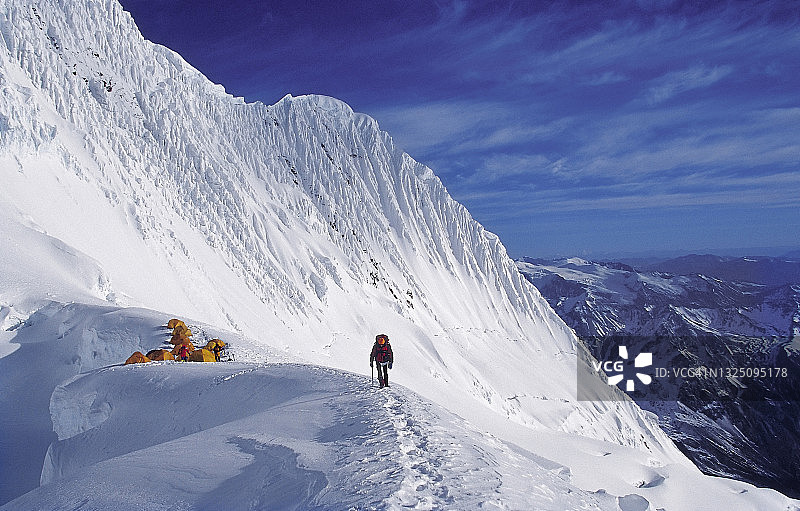 尼泊尔马纳斯鲁峰（8163米）上的登山者图片素材
