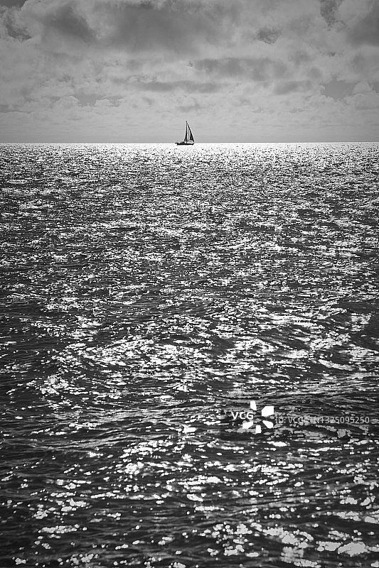 珊瑚海克林顿角以东的帆船，澳大利亚昆士兰（黑白照片）图片素材