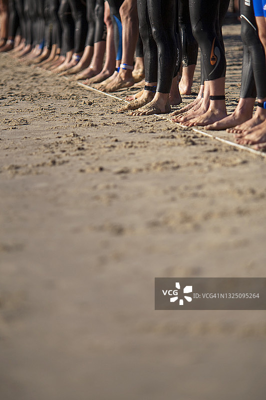 在澳大利亚昆士兰州黄金海岸举行的国际铁人三项联盟世界锦标赛上，一群游泳运动员在起跑线图片素材