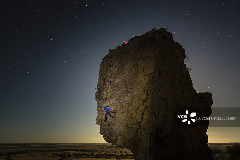 女人正在攀登澳大利亚维多利亚州阿拉皮莱斯山的岩壁图片素材