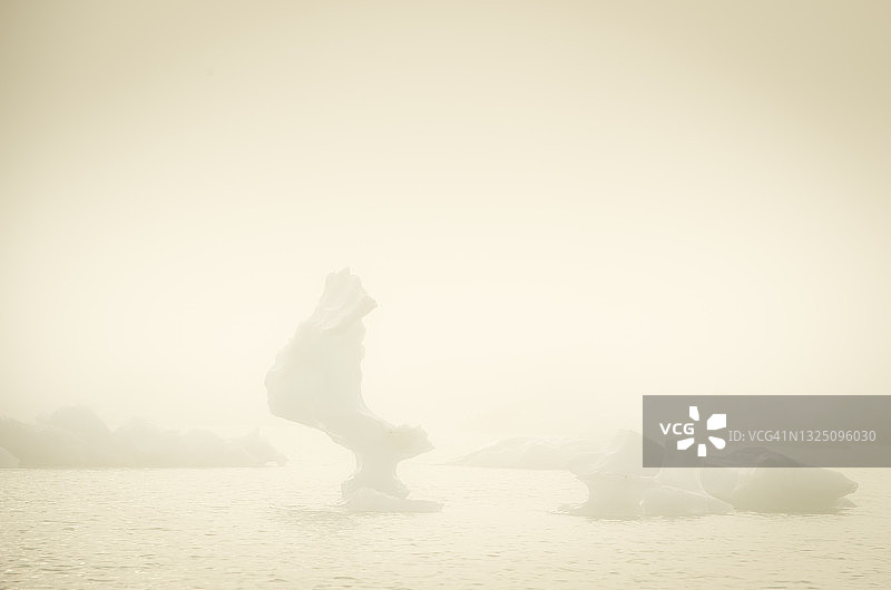 阿拉斯加冰川湾国家公园阿尔塞克湖上的雾中冰山图片素材