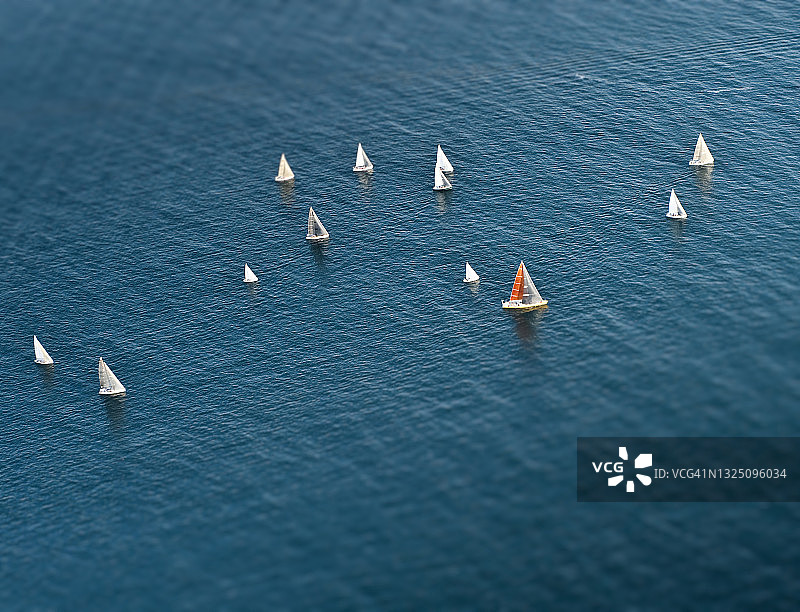 加利福尼亚州圣巴巴拉，帆船排队参加比赛的鸟瞰图图片素材