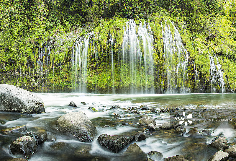 莫斯布雷瀑布是一个全年流入北加州萨克拉门托河的层叠泉水图片素材