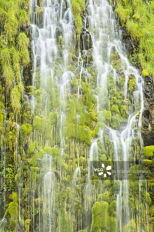 莫斯布雷瀑布是一个全年流入北加州萨克拉门托河的层叠泉水图片素材