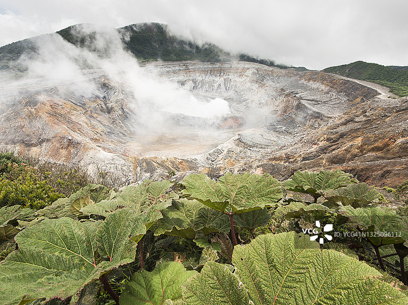 在哥斯达黎加，罕见地清晰一见的波阿斯火山，它常常被云和雨笼罩图片素材