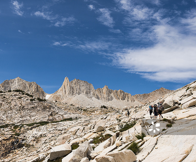 徒步旅行者前往内华达山脉花岗岩公园图片素材