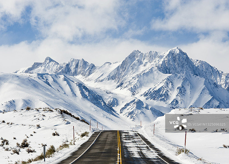 通往雪山的道路图片素材