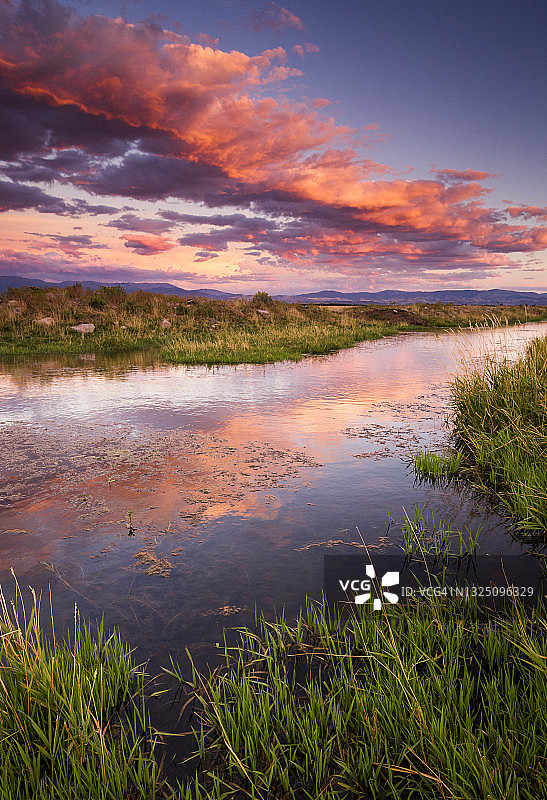 夕阳倒映在小溪中图片素材
