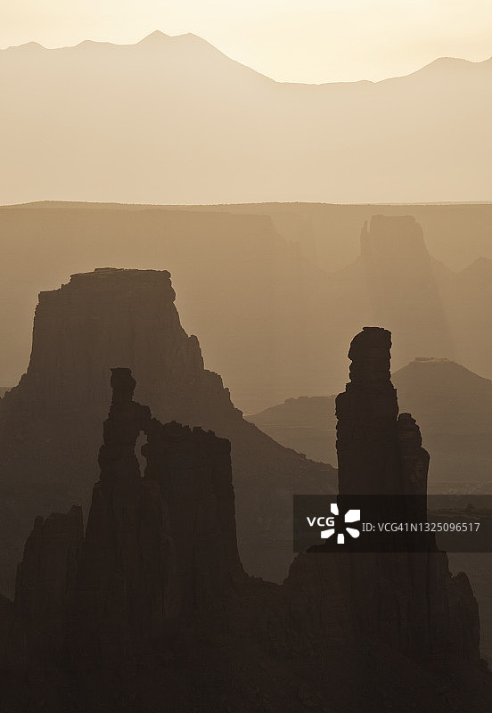 峡谷地国家公园洗衣妇拱门和空中岛屿台地日出图片素材