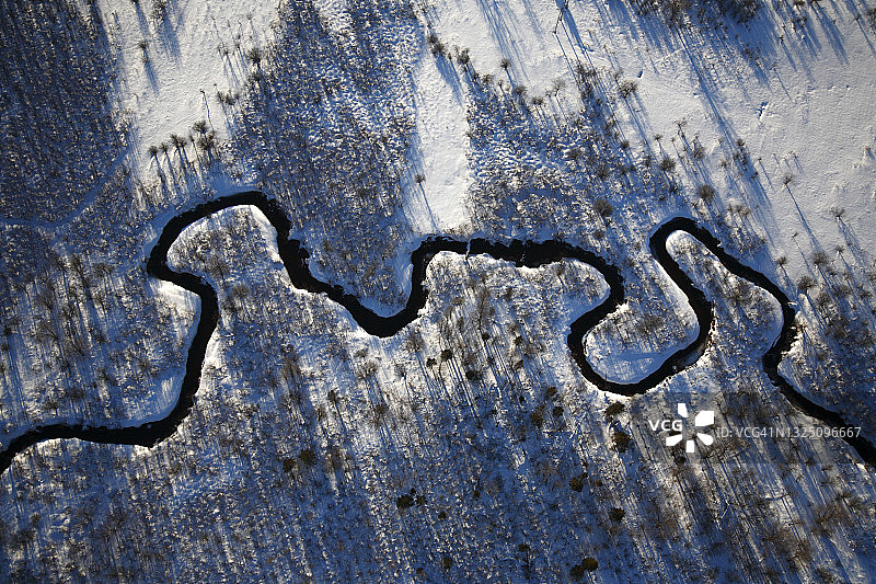 航拍：蜿蜒的溪流穿过冬日景象图片素材