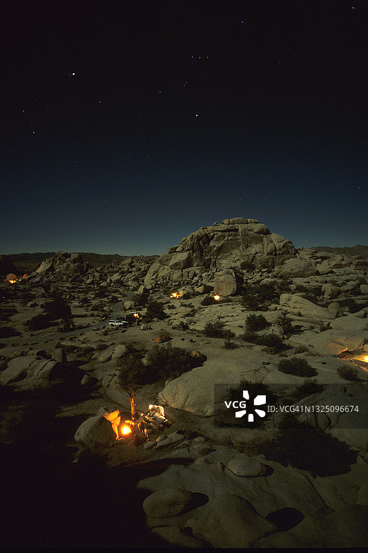 约书亚树国家公园隐谷露营地夜景图片素材